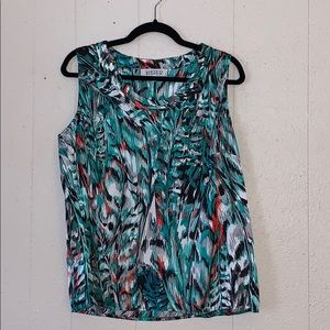 Sleeveless top with all over print,